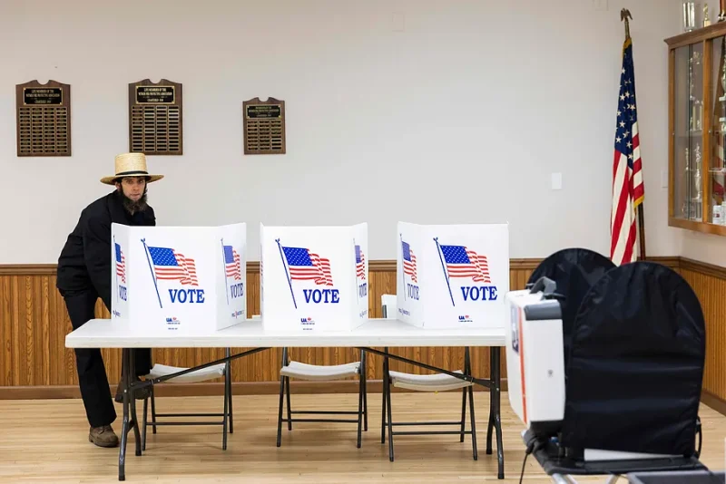 Un hombre amish vota en un colegio electoral en Witmer, Pensilvania, este martes.RYAN COLLERDAFP