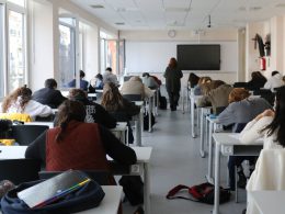 Varios alumnos en un aula