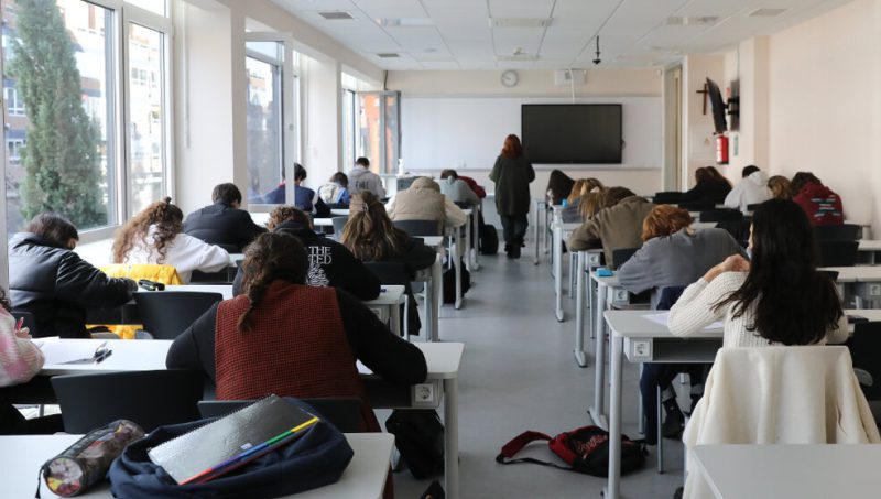 Varios alumnos en un aula