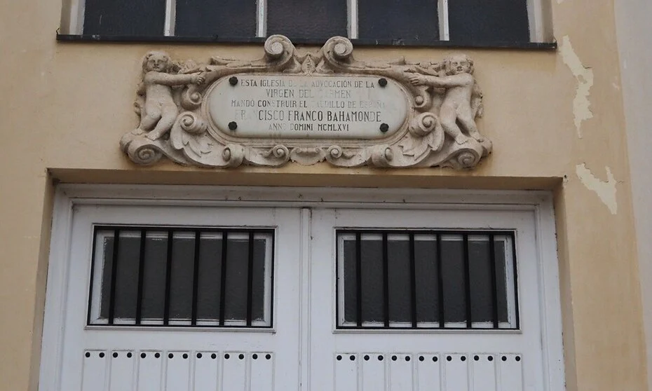 Placa franquista en la Iglesia de el Pardo.