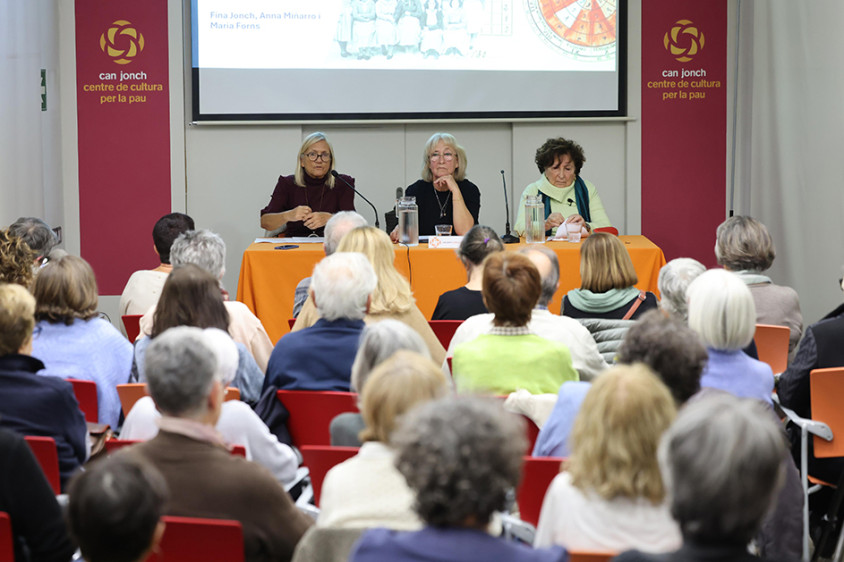 La xerrada d'aquest dimecres a Can Jonch, amb Maria Forns al centre de la taula | Xavier Solanas