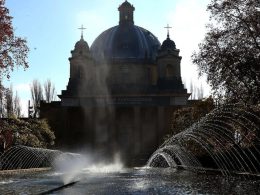 Imagen de la fachada principal del monumento y su simbólica cúpula. Javier Bergasa