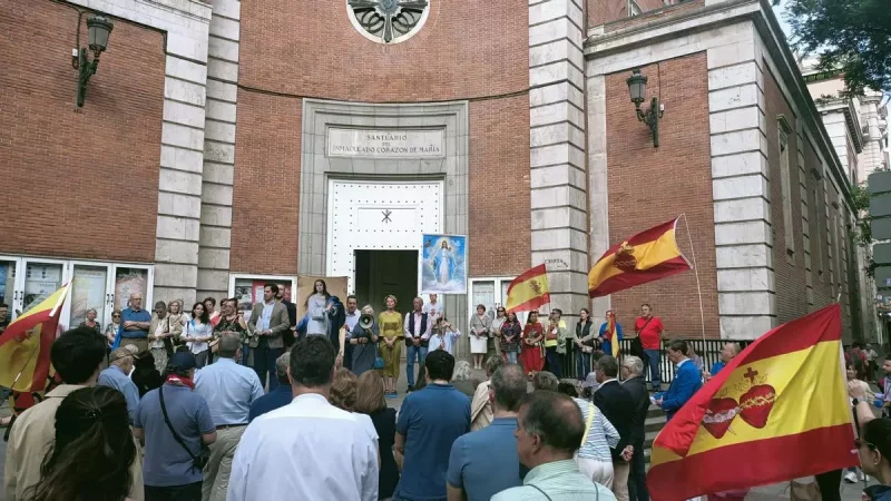 Rosario en la calle de Ferraz en jornada electoral . Diego Alonso Peña