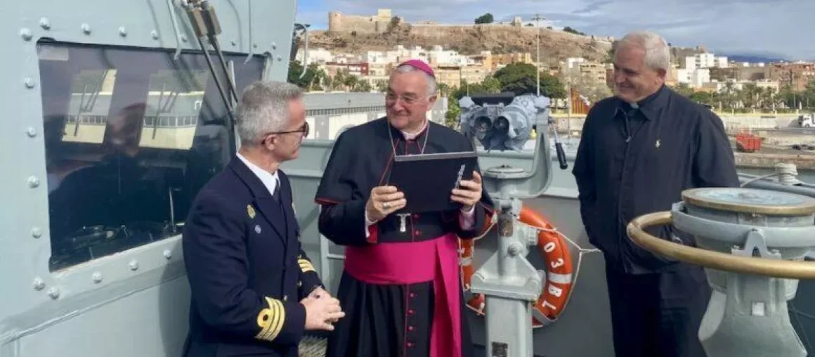 El obispo de Almería, monseñor Antonio Gómez Cantero, a bordo de la fragata Blas de LezoDiócesis de Almería