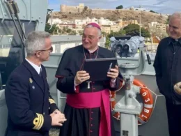 El obispo de Almería, monseñor Antonio Gómez Cantero, a bordo de la fragata Blas de LezoDiócesis de Almería