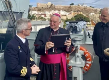 El obispo de Almería, monseñor Antonio Gómez Cantero, a bordo de la fragata Blas de LezoDiócesis de Almería