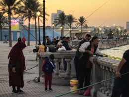 Libia mujeres velo Personas pescando a lo largo del paseo marítimo en Tripoli, a 6 de noviembre de 2024. — Mahmud Turkia / AFP