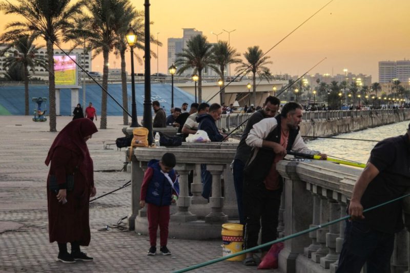 Libia mujeres velo Personas pescando a lo largo del paseo marítimo en Tripoli, a 6 de noviembre de 2024. — Mahmud Turkia / AFP