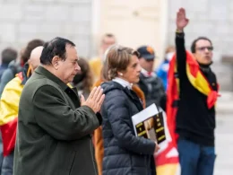 Militantes franquistas durante la celebración del 20N en el cementerio de Mingorrubio, en una imagen de archivo. — A. Pérez Meca / EUROPA PRESS