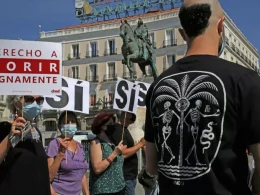 Un grupo de personas se reúne durante la concentración de la asociación Derecho a Morir Dignamente, a 25 de junio de 2021, en Madrid. — Cézaro De Luca / Europa Press