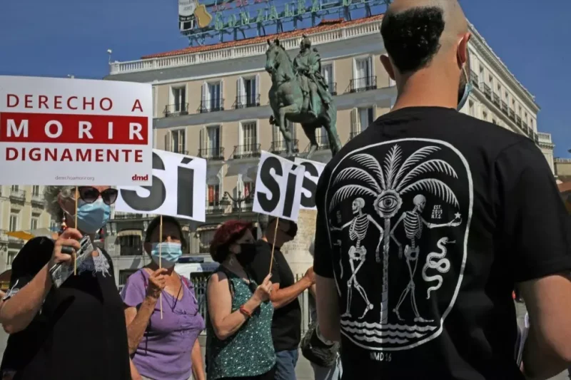 Un grupo de personas se reúne durante la concentración de la asociación Derecho a Morir Dignamente, a 25 de junio de 2021, en Madrid. — Cézaro De Luca / Europa Press