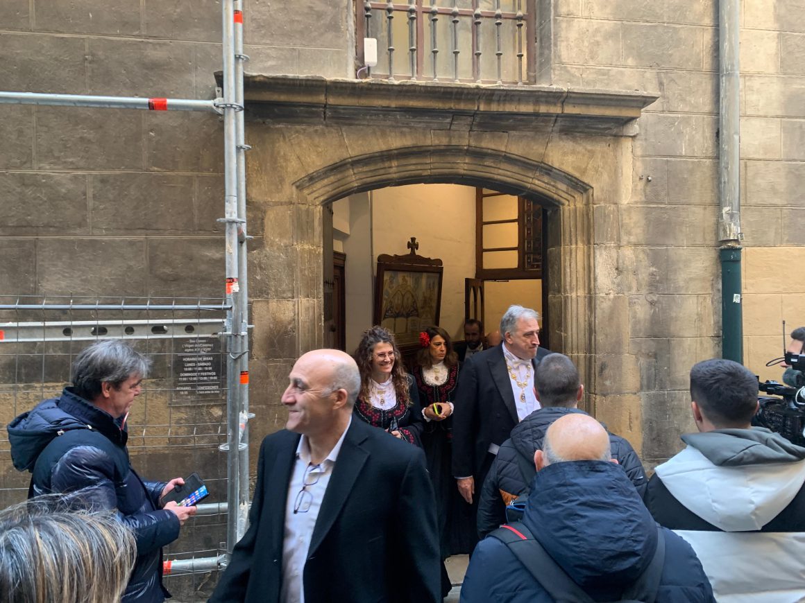 Joseba Asiron, Maider Beloki y Garbiñe Bueno abandonan la iglesia de San Saturnino por la calle Ansoleaga