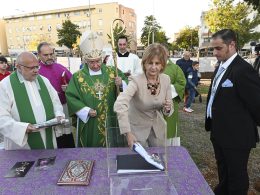 La alcaldesa de Jerez preside junto al obispo el acto de colocación de la primera piedra de la futura parroquia en un solar cedido por el municipio en 2002