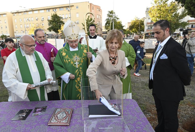 La alcaldesa de Jerez preside junto al obispo el acto de colocación de la primera piedra de la futura parroquia en un solar cedido por el municipio en 2002