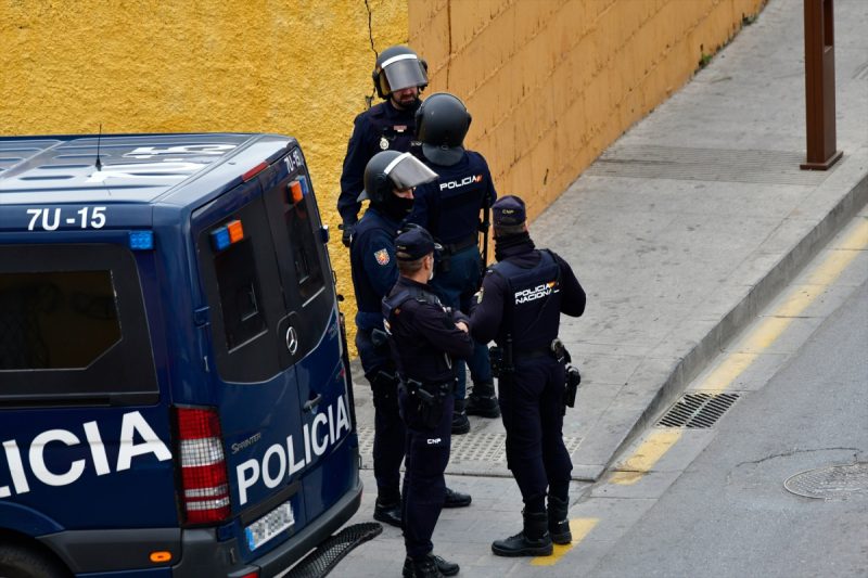 Agentes de Policía en las inmediaciones de una vivienda -