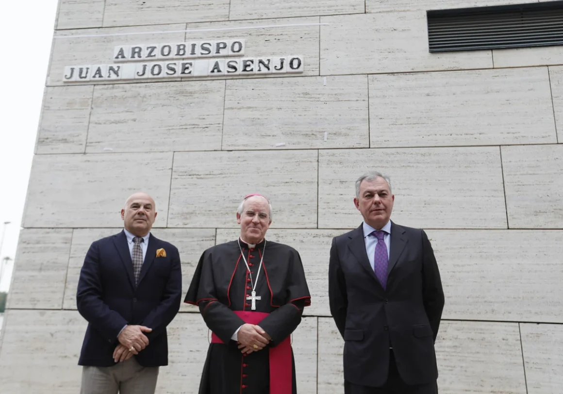 El arzobispo de Sevilla junto al alcalde en la inauguración de la calle de monseñor Asenjo RAÚL DOBLADO