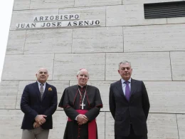 El arzobispo de Sevilla junto al alcalde en la inauguración de la calle de monseñor Asenjo RAÚL DOBLADO