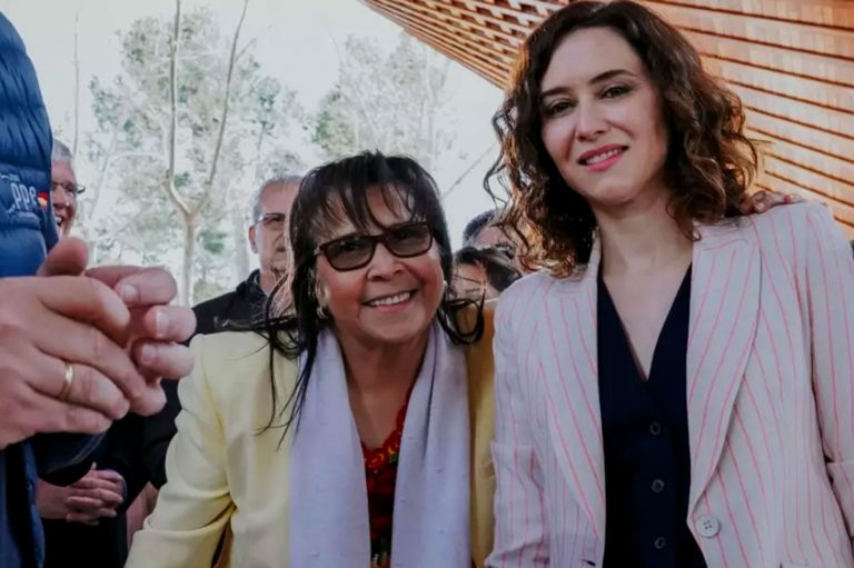 La pastora evangélica Yadira Maestre junto a la presidenta de la Comunidad de Madrid, Isabel Díaz Ayuso, durante un acto del PP. — FACEBOOK IGLESIA 'CRISTO VIENE'