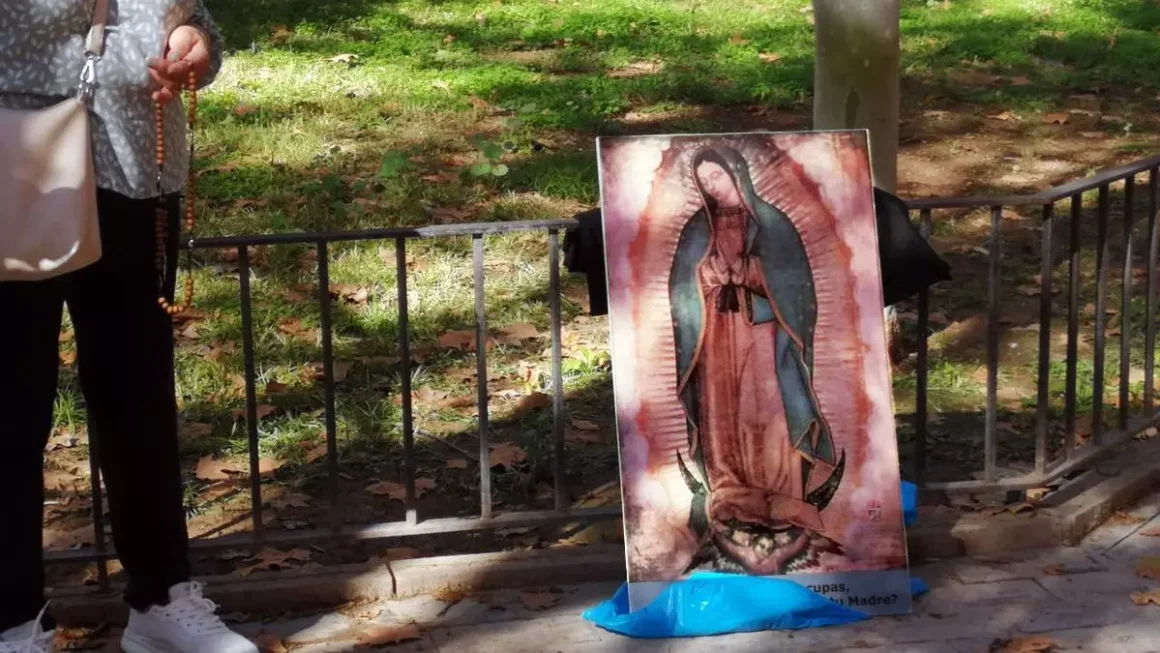 Mujer rezando un rosario cerca de una clínica que practica las IVE en Murcia con la imagen de una Virgen de Guadalupe C. M.