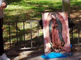 Mujer rezando un rosario cerca de una clínica que practica las IVE en Murcia con la imagen de una Virgen de Guadalupe C. M.