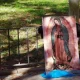 Mujer rezando un rosario cerca de una clínica que practica las IVE en Murcia con la imagen de una Virgen de Guadalupe C. M.