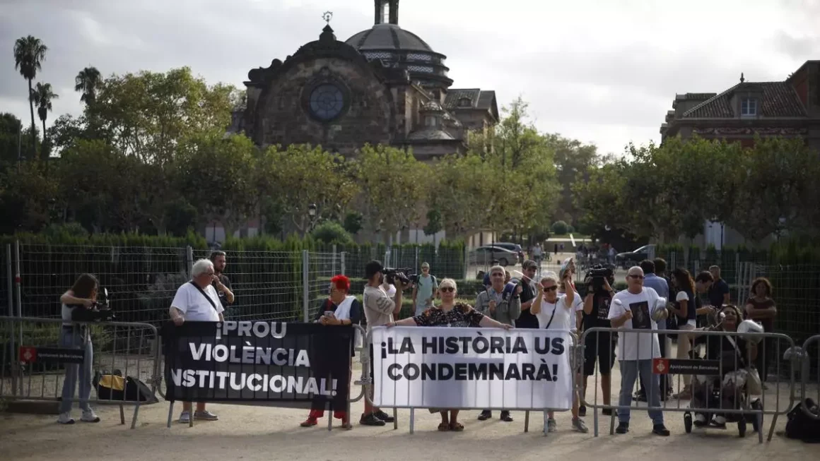 Concentración frente al Parlament contra la entrega de la medalla a la Abadía de Montserrat EPress/Kike Rincón/Archivo