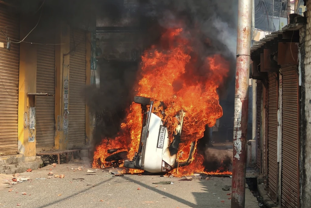 La violencia en Sambhal, en el estado de Uttar Pradesh en el norte de la India, el 24 de noviembre del 2024. (AP foto)