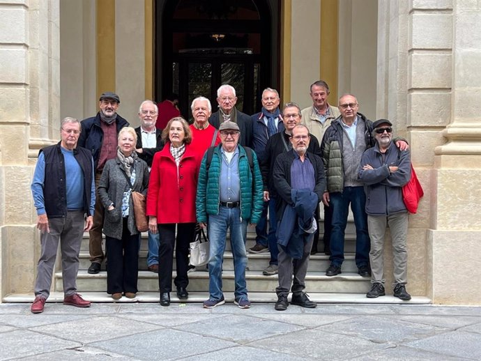 Los activistas del Patio de los Naranjos en la puerta del Ayunhtamiento - EDUARDO LÓPEZ/CEDIDA