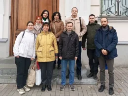 Galina Komissarova con sus amigas frente al edificio del Tribunal Regional de Samara