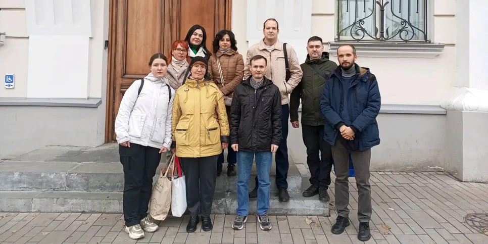 Galina Komissarova con sus amigas frente al edificio del Tribunal Regional de Samara