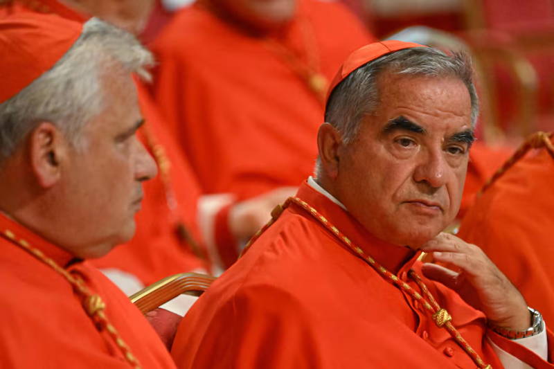 El cardenal italiano Angelo Becciu, durante una ceremonia en el Vaticano en agosto de 2022, cuando ya había estallado el escándalo.ALBERTO PIZZOLI (AFP)