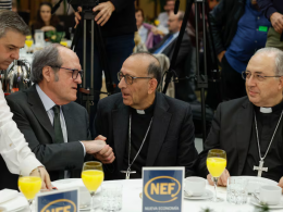 El ahora ex presidente de la Conferencia Episcopal Española, Juan José Omella (c) junto al Defensor del Pueblo, Ángel Gabilondo (i) durante el desayuno del Forum Europa celebrado el año pasado.JUAN CARLOS HIDALGO (EFE)