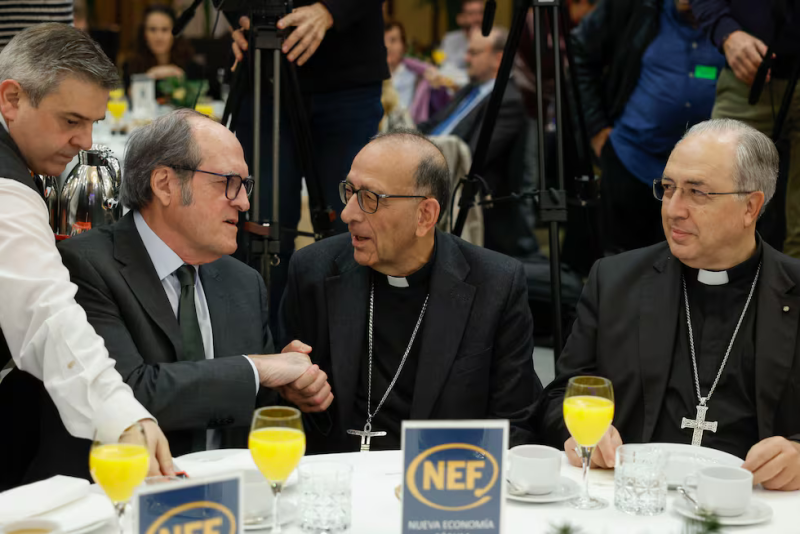 El ahora ex presidente de la Conferencia Episcopal Española, Juan José Omella (c) junto al Defensor del Pueblo, Ángel Gabilondo (i) durante el desayuno del Forum Europa celebrado el año pasado.JUAN CARLOS HIDALGO (EFE)