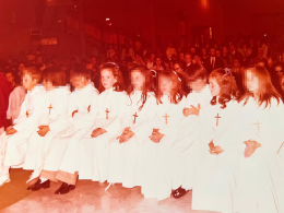 Cristina Pérez, segunda por la derecha, y su hermana Ana, sexta por la derecha, durante su Comunión en los años setenta en la parroquia marianista de Nuestra Señora del Pilar, en Madrid.