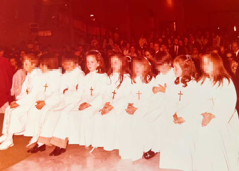 Cristina Pérez, segunda por la derecha, y su hermana Ana, sexta por la derecha, durante su Comunión en los años setenta en la parroquia marianista de Nuestra Señora del Pilar, en Madrid.