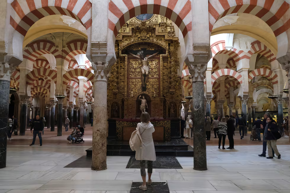 Una mujer observa la imagen de un crucificado en la mezquita-catedral de Córdoba.PACO PUENTES