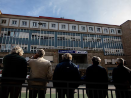 Un grupo de alumnos del Colegio El Pilar de los Maristas en Vigo, delante del centro donde denuncian que sufrieron abusos.Óscar Corral