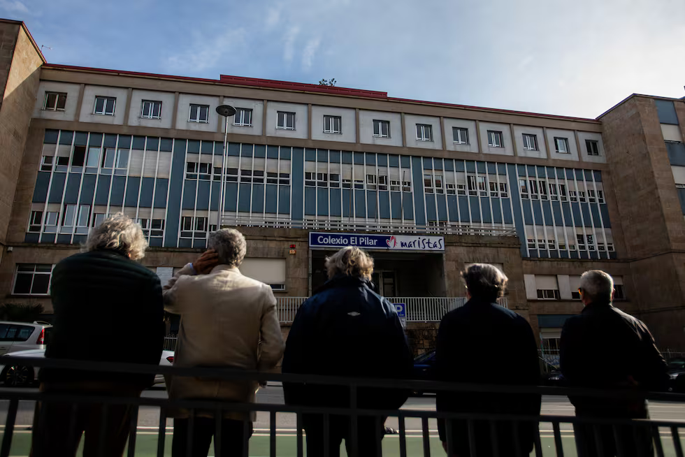 Un grupo de alumnos del Colegio El Pilar de los Maristas en Vigo, delante del centro donde denuncian que sufrieron abusos.Óscar Corral