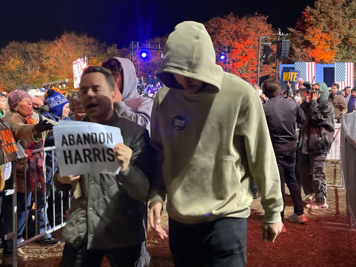 Militantes propalestinos denunciaron la “hipocresía” del Partido Demócrata en el mítin de Kamala Harris en Ann Arbor (Michigan). / E.B.