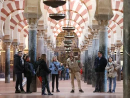 Visitantes en el bosque de columnas de la Mezquita-Catedral de Córdoba VAlerio Merino