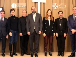 El alcalde de Madrid, José Luis Martínez-Almeida; la empresaria Sofía Ruiz del Cueto; el nuncio de Su Santidad, Bernardito Auza; el presidente de la Asociación Católica de Propagandistas, Alfonso Bullón de Mendoza; la empresaria Casilda Finat; el cardenal de Madrid, José Cobo; y el empresario Fernando Palacios.Fundación Universitaria San Pablo-CEU