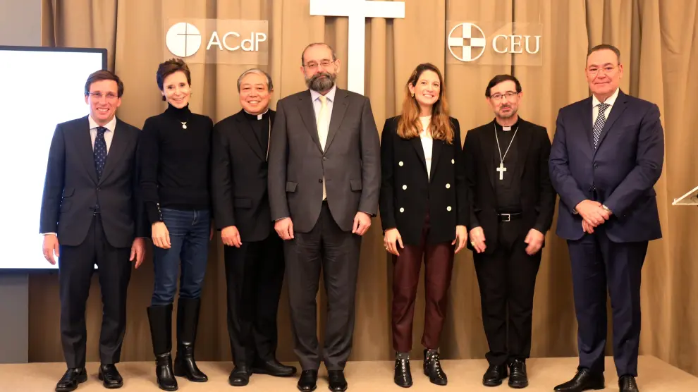 El alcalde de Madrid, José Luis Martínez-Almeida; la empresaria Sofía Ruiz del Cueto; el nuncio de Su Santidad, Bernardito Auza; el presidente de la Asociación Católica de Propagandistas, Alfonso Bullón de Mendoza; la empresaria Casilda Finat; el cardenal de Madrid, José Cobo; y el empresario Fernando Palacios.Fundación Universitaria San Pablo-CEU