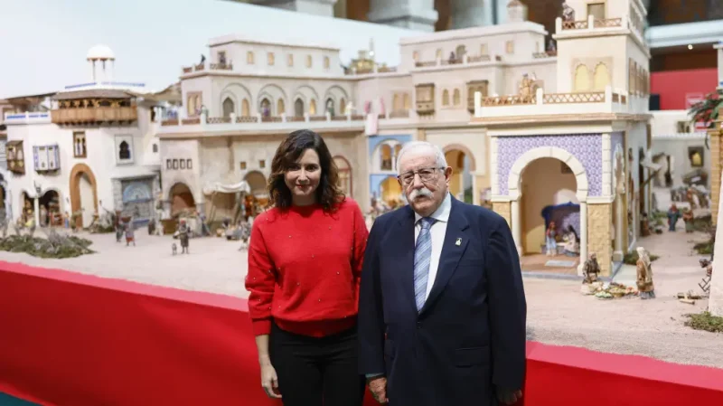 Isabel Díaz Ayuso y el belenista Eugeni Barandalla, este viernes, junto al belén de la Real Casa de Correos.Rodrigo Jiménez/ Efe