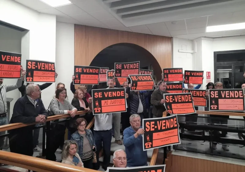 La protesta de los vecinos en el Pleno. E. H.