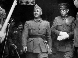 El dictador Francisco Franco, acompañado por el general Mola.Archivo