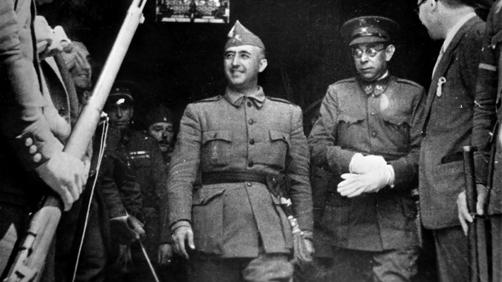 El dictador Francisco Franco, acompañado por el general Mola.Archivo