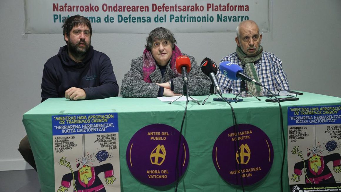 Ekhiotz Prieto, Cristina Contreras y Andrés Valentín, de la Plataforma de Defensa del Patrimonio Navarro, este viernes en rueda de prensa. Oskar Montero