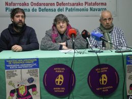 Ekhiotz Prieto, Cristina Contreras y Andrés Valentín, de la Plataforma de Defensa del Patrimonio Navarro, este viernes en rueda de prensa. Oskar Montero