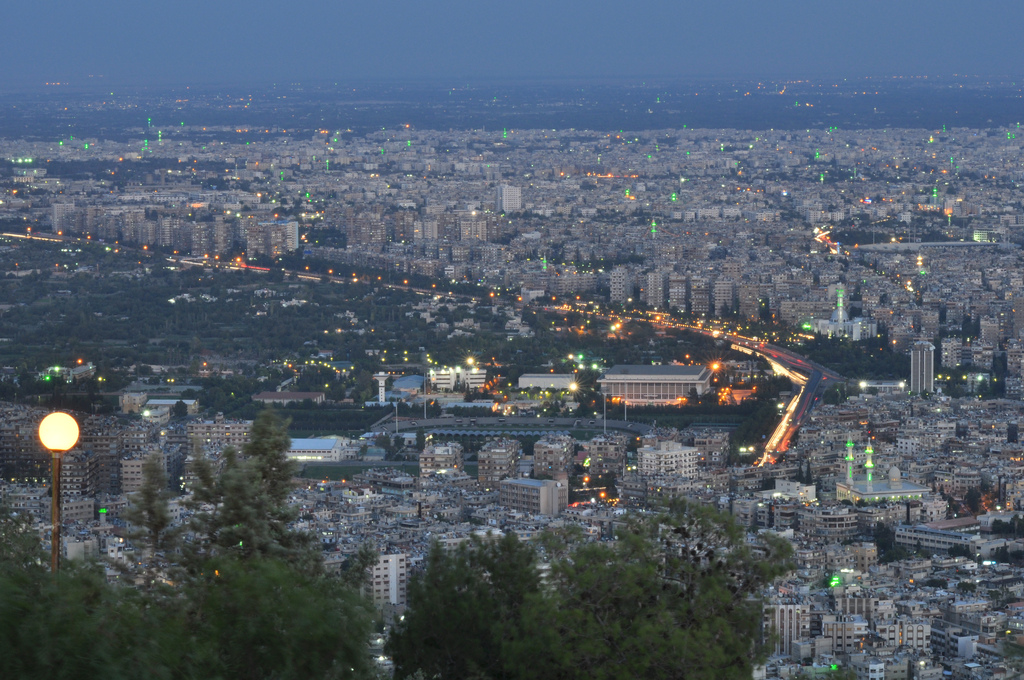 Vista general nocturna de Damasco (Siria)