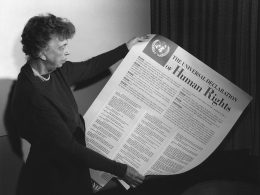 Ilustration: Eleanor Roosevelt holding poster of the Universal Declaration of Human Rights (in English), Lake Success, New York. November 1949 Wikimedia Commons This file is licensed under the Creative Commons Attribution 2.0 Generic license.